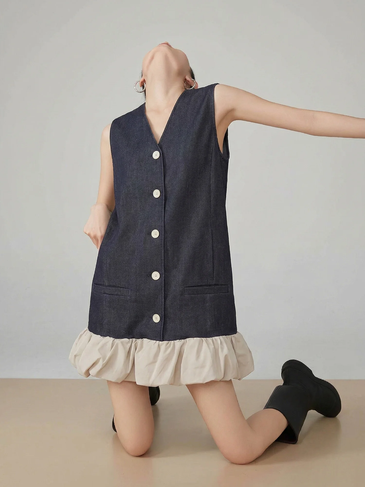 Black Commuter Style Sleeveless V-Neck Single Button Pleated Skirt Dress 2026 New Summer A-Line Soft Polyester Fiber Dress