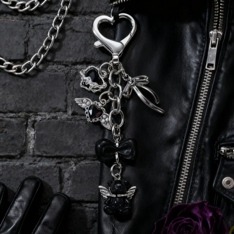 Y2K Schwarzer Bär Winkel Herz Planet Flügel Emaille Schlüsselanhänger Liebe Tier Schleife Anhänger für Frauen Mädchen Freundschaftsgeschenk handgemachter Schmuck
