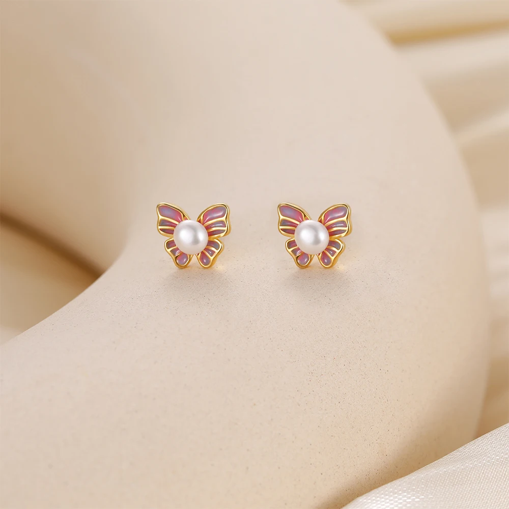 Kolczyki sztyfty z motylami ze srebra próby 925 z perłami słodkowodnymi dla kobiet, pozłacane, z różowymi skrzydłami z emalii, hipoalergiczne.