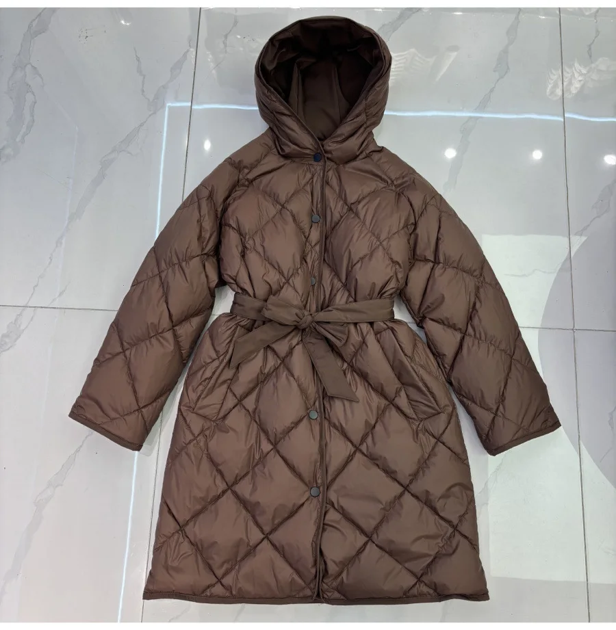 

Элегантная новая женская зимняя пуховая куртка 2026 года, утепленная, теплая, с капюшоном, поясом, ниже колена, на утином пуху