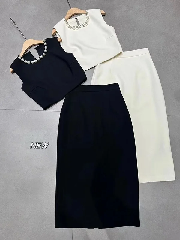 

Модный женский комплект: топ и юбка-карандаш с разрезом и эффектом переливающихся жемчужин