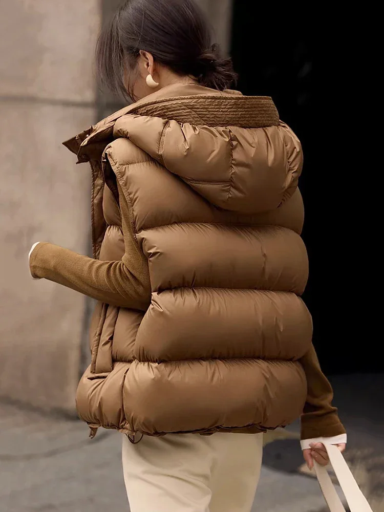 Gilet en duvet d'oie haut de gamme pour femmes portant à l'extérieur, mode hiver 2025 à capuche