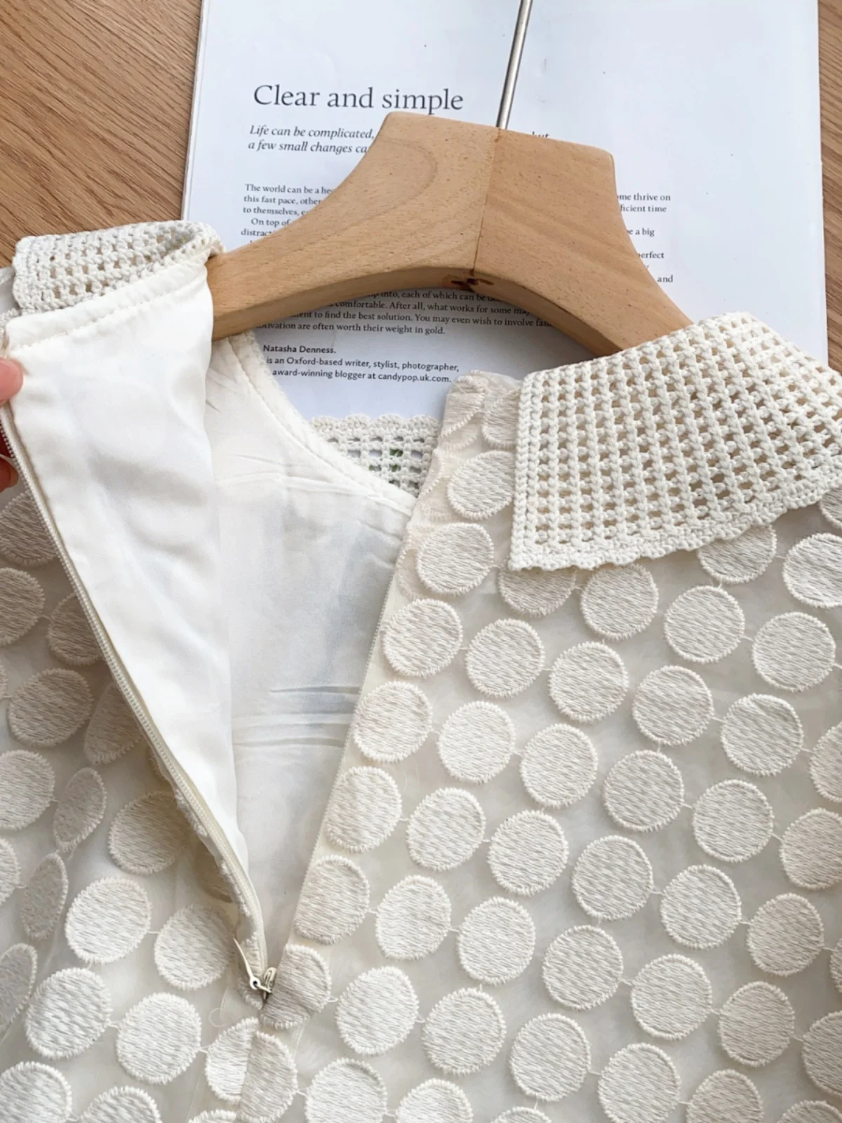 قميص نسائي بأكمام قصيرة وياقة دمية على الطراز الكوري، تصميم دائري متعدد الاستخدامات، أنيق وعصري للصيف، يظهر مظهرًا أصغر سناً