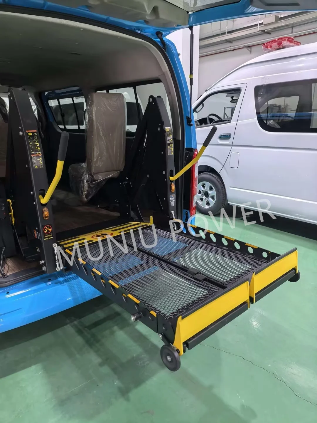 400kg Capacity Split Platform Wheelchair Lift for Vans & School Buses - Hydraulic Folding Lift with App Control