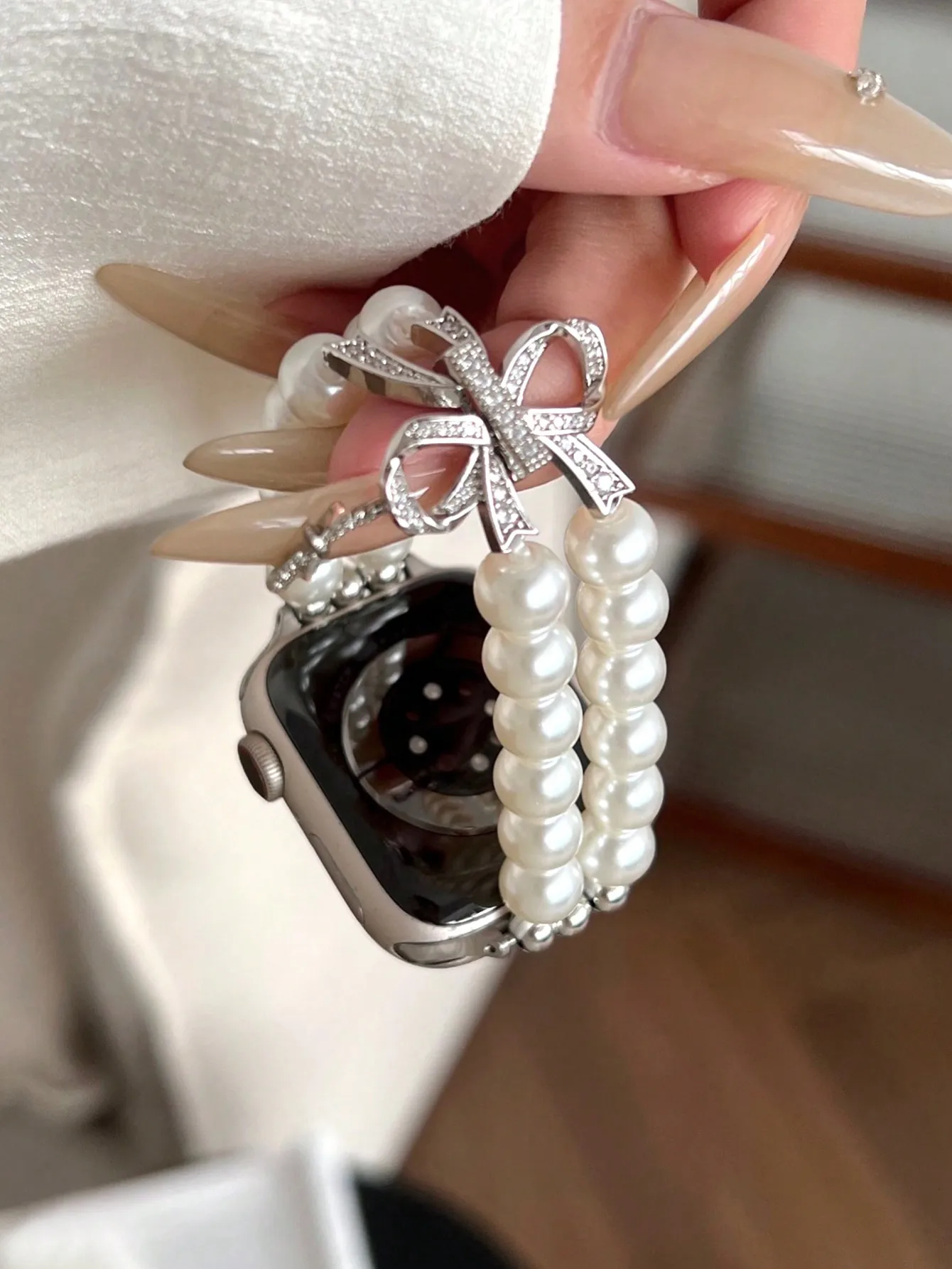 

1pc Women's White Metallic Fashion Pearl Rhinestone Bow Elastic Band Compatible With 38/40/41/44/45/49/42/46mm Series 11/SE3/Ultra3/Ultra/SE/SE2/10/9/8/7/6/5/4/3/2/1