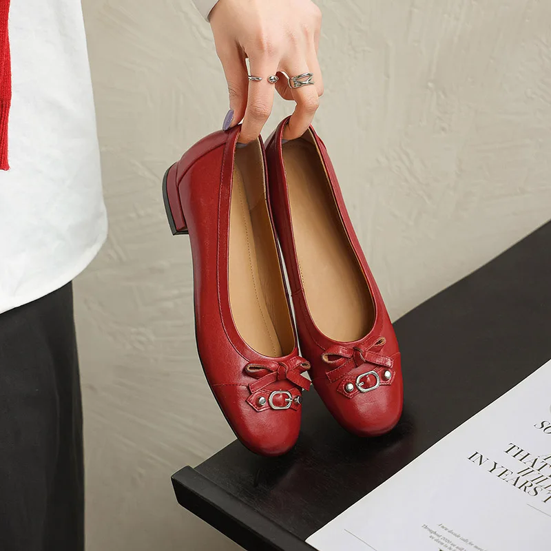 

Женские повседневные туфли-балетки ручной работы из натуральной кожи с круглым носком, неглубоким вырезом, бантом и металлической отделкой