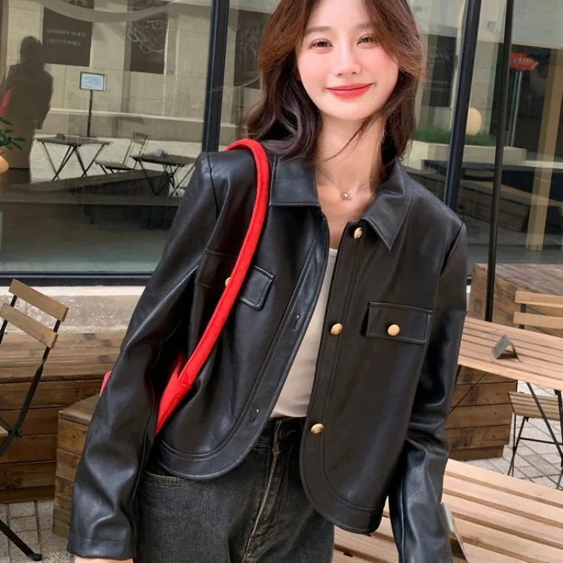 แจ็คเก็ตหนังสีดำสุดหรูสำหรับผู้หญิง กระดุมโลหะ แจ็คเก็ตหนัง PU สั้น แขนยาว เสื้อโค้ทเนื้อนุ่ม สไตล์วินเทจ สำหรับฤดูใบไม้ผลิและฤดูใบไม้ร่วง แฟชั่นทันสมัย