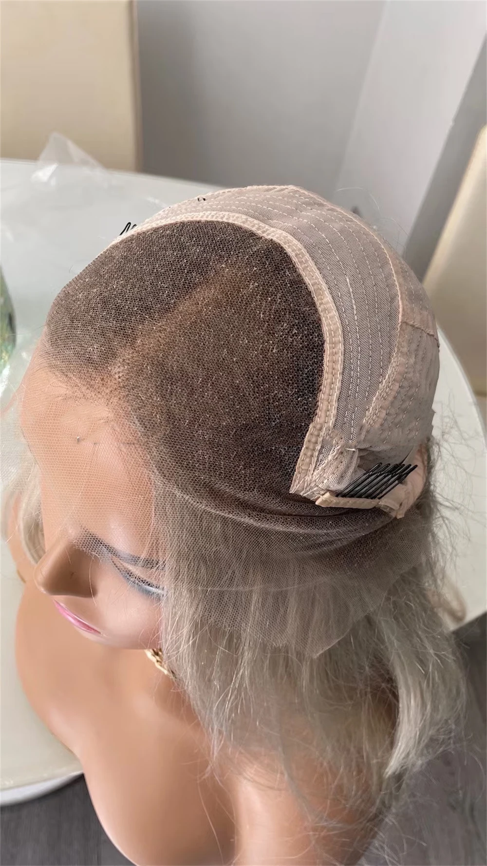 Parrucca anteriore in pizzo biondo platino radicato 28 "capelli lisci con radici scure parrucche sintetiche resistenti al calore in pizzo HD per uso quotidiano da donna