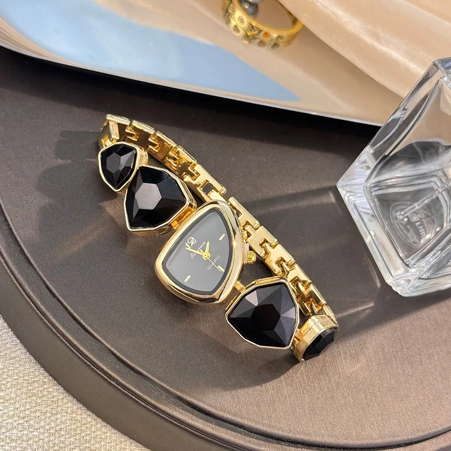 مخطط الألوان الجديد تصميم غير منتظم ساعة ماسية كبيرة خفيفة فاخرة ساعة متخصصة لون الموضة عالية الشعور التجارة الخارجية بالجملة