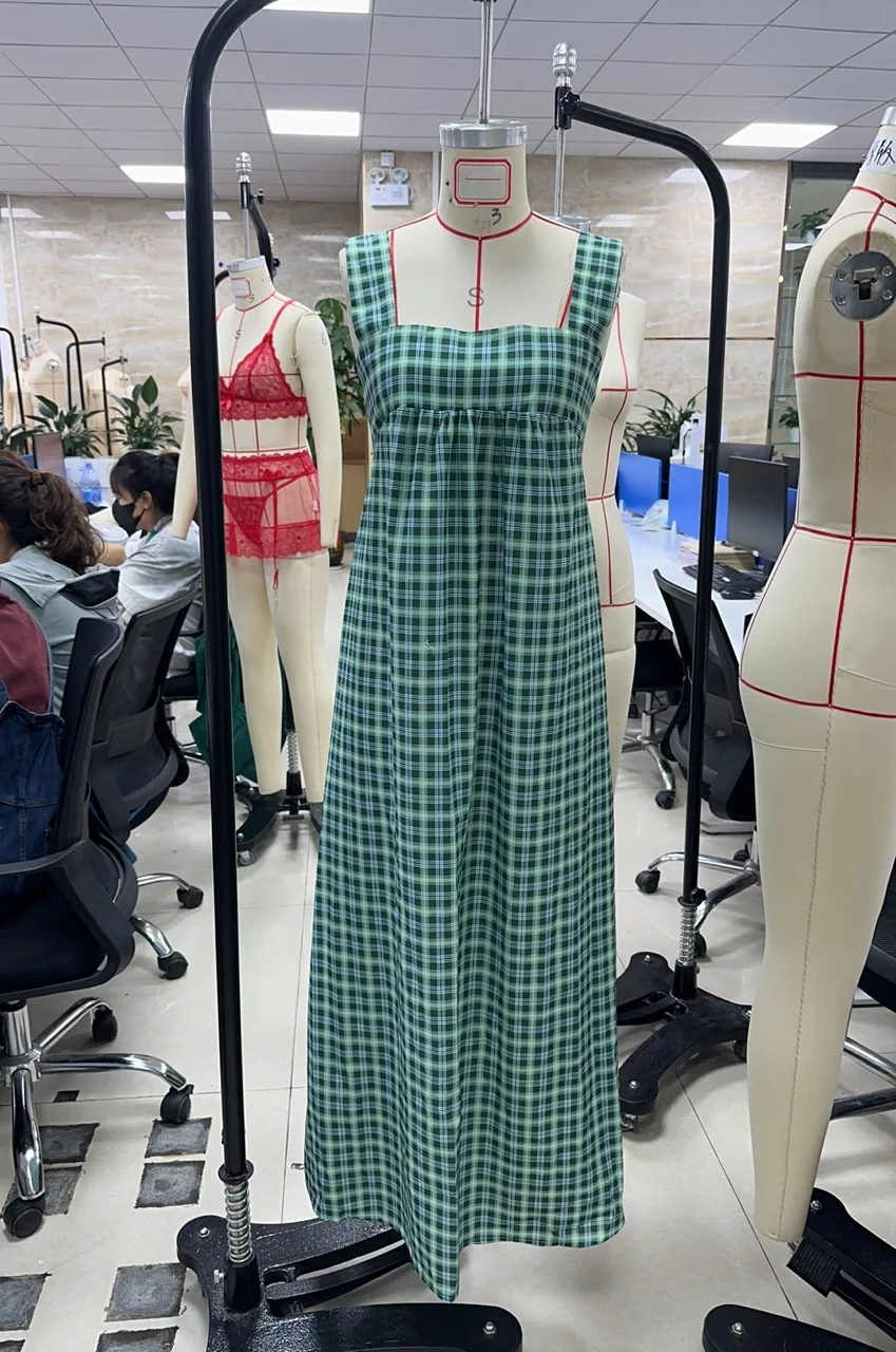 Długa letnia sukienka damska na ramiączkach bez rękawów z kwadratowym dekoltem i szerokimi ramiączkami w kratę