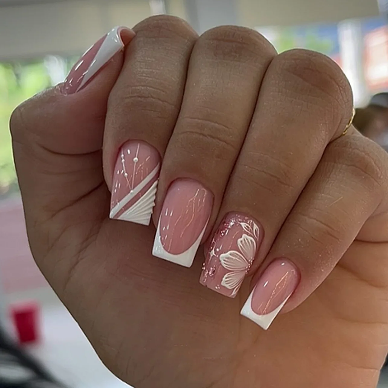 24 pçs cabeça quadrada de comprimento médio unhas falsas francesas imprensa em flor pó brilhante cobertura completa ponta do prego linha simples wearable unhas falsas