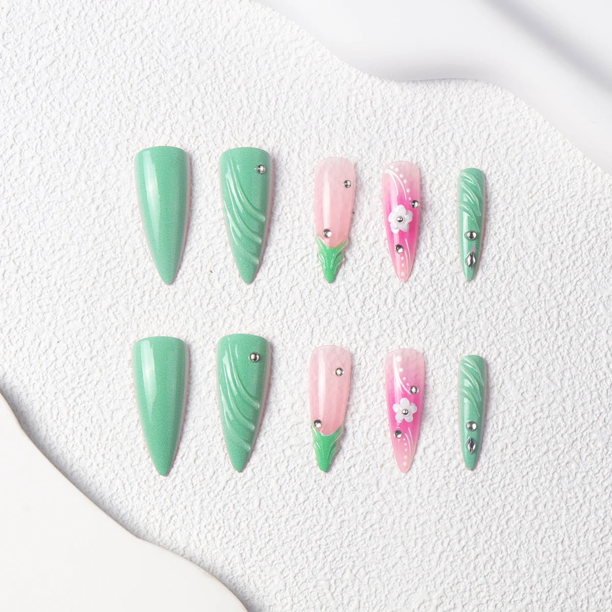 24 個の長い尖った再利用可能なかわいい付け爪グリーンフレンチフラワーパターン ABS フルカバーデザイン指の爪