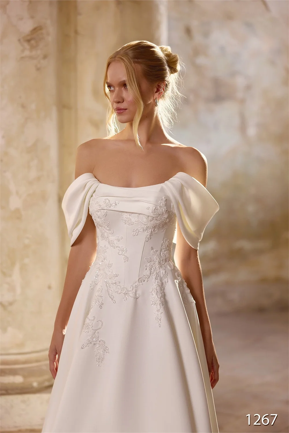 فستان زفاف كيوتو مخصص باللون الأبيض الفاتح على شكل حرف a قبالة الكتف مزين بدانتيل من الخلف فساتين سهرة 2025 #3