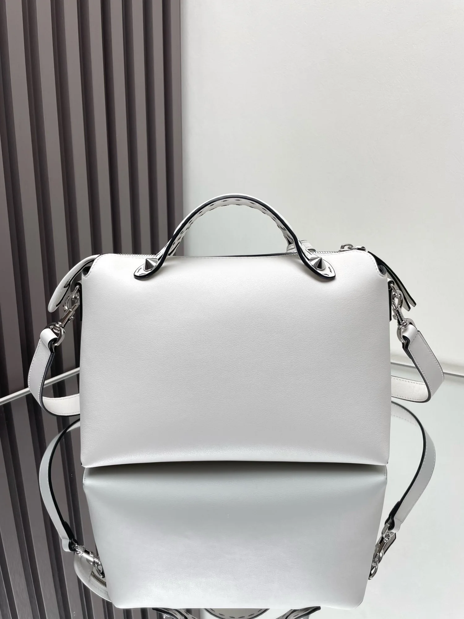 Brand-New Elegant White Leather Handbag with Metal Handles Front Zipper PocketStylish Durable Modern Fashionistas Women's Bag ﻿