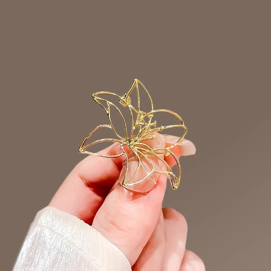 

High end hollowed out lily flower brooch, feminine style suit, minimalist brooch