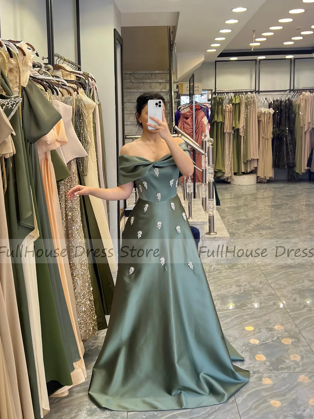 Maßgeschneidertes, anmutiges, schulterfreies, mit Kristallen besetztes, sexy Abendkleid, rückenfreies, bodenlanges Braut-Pro-Kleid mit Hof