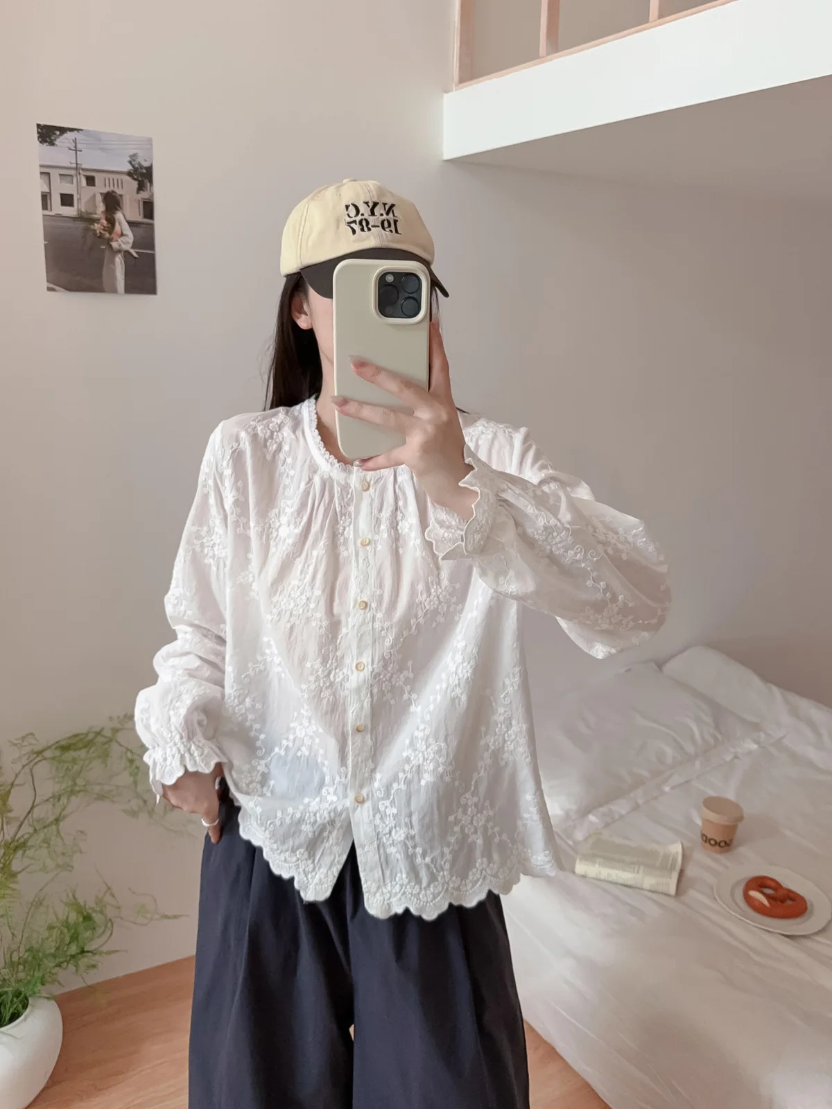 جديد 2025 الخريف قميص قطني بكم طويل ، المرأة تكدرت الدانتيل والتطريز ، موري فتاة الأدب الفرنسي شيك بلوزة فضفاضة T58056CC