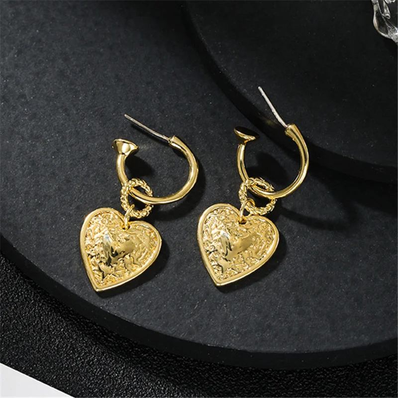 XIALUOKE Vintage Sculpted Pattern Heart Pendant Earrings Women European American Style Personality Dangle Earrings Party Jewelry