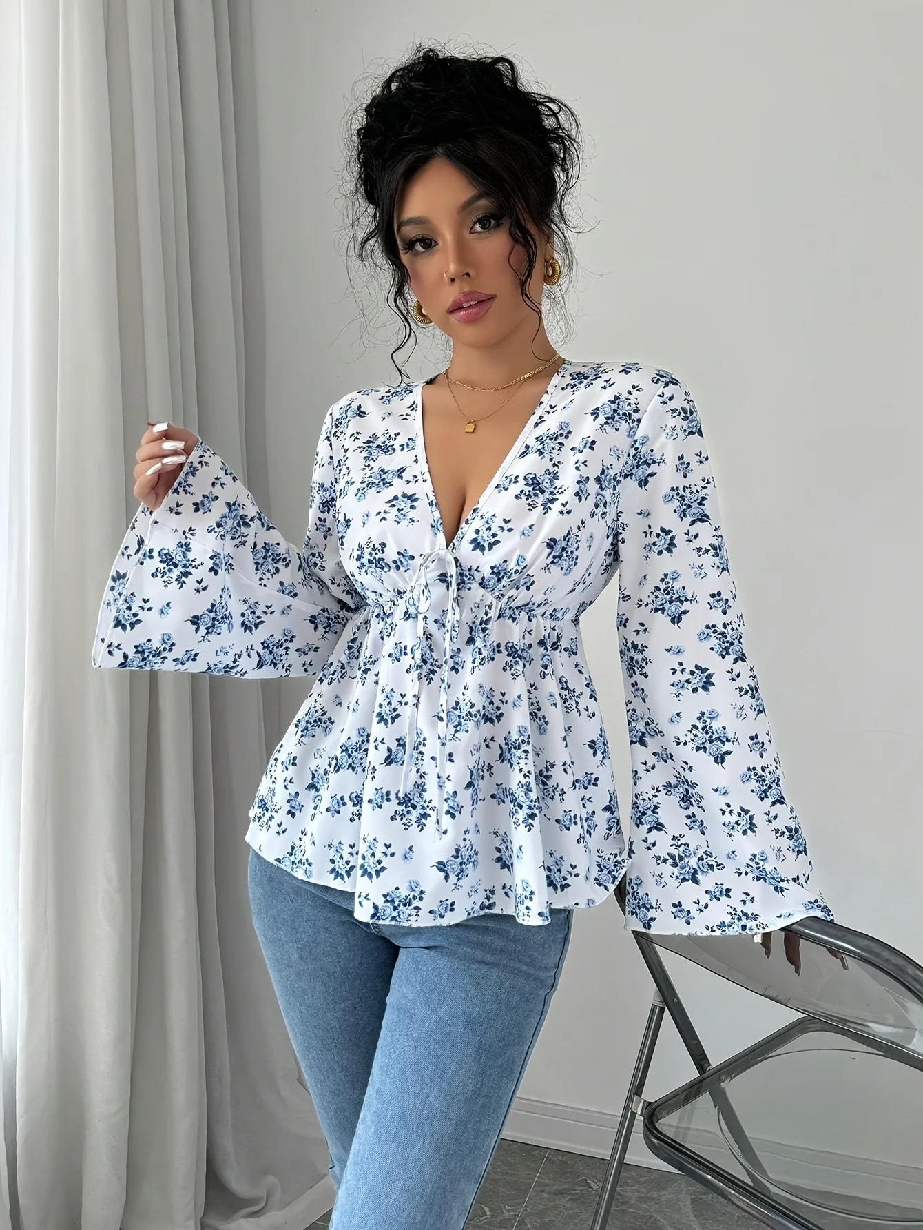 Women’s clothing featuring a V-neck, slim-fitting design, delicate floral patterns, long sleeves, and versatile style suitable f