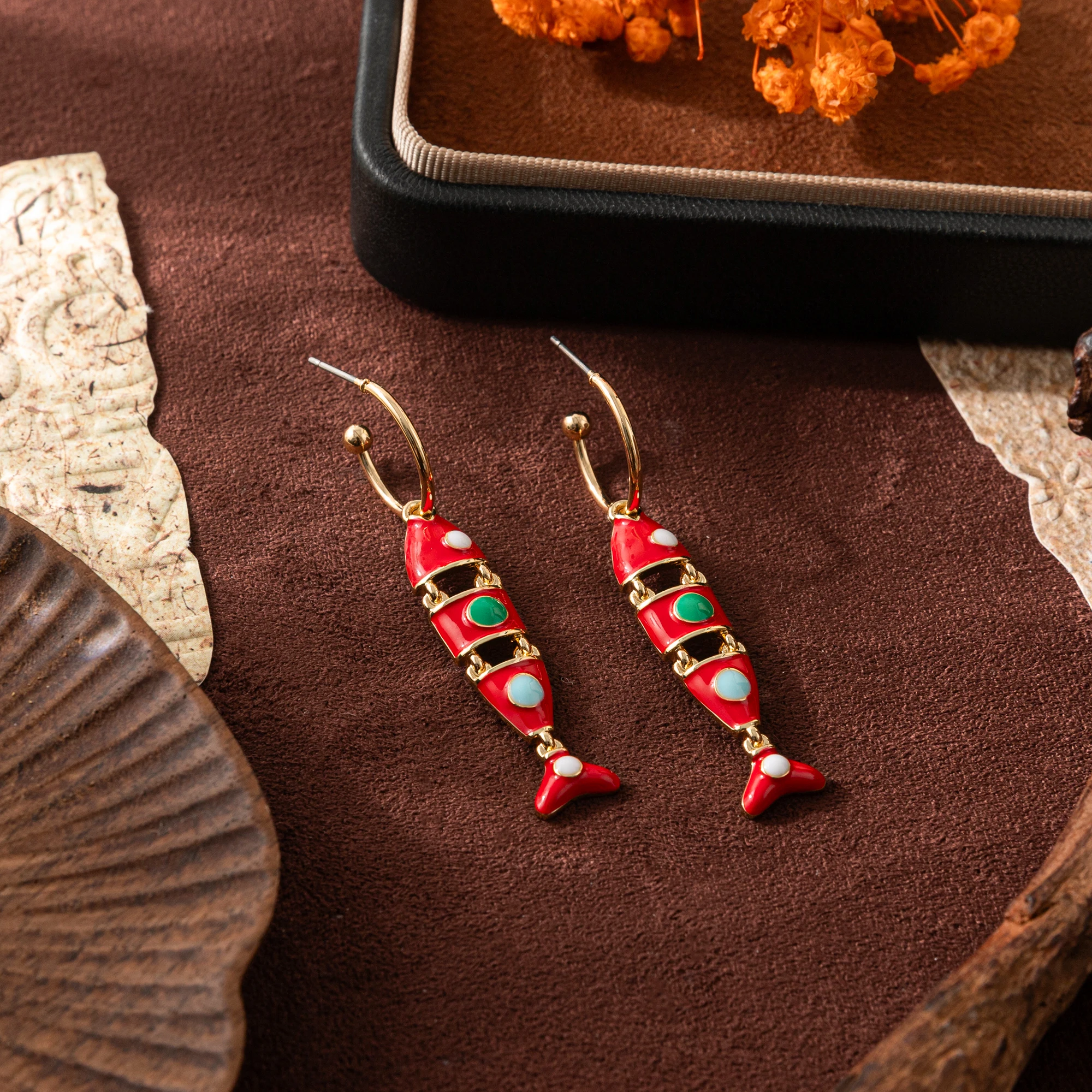 

Golden fish shaped colorful oil dripping small fish earrings handmade DIY pendant accessories earrings womana