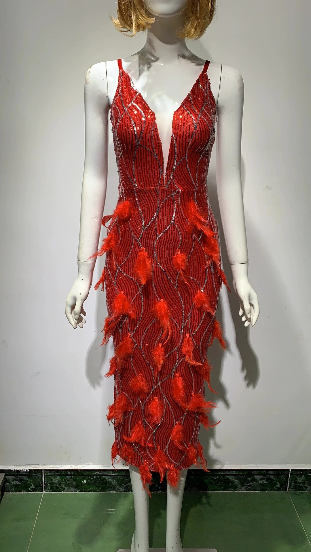 Europäische und amerikanische Damen-Kleid mit roten Hosenträgern, sexy, tiefem Ausschnitt, enge Federspleißung, Paillettenkleid, Nachtclub-Cocktail-Stil – GZXX1244