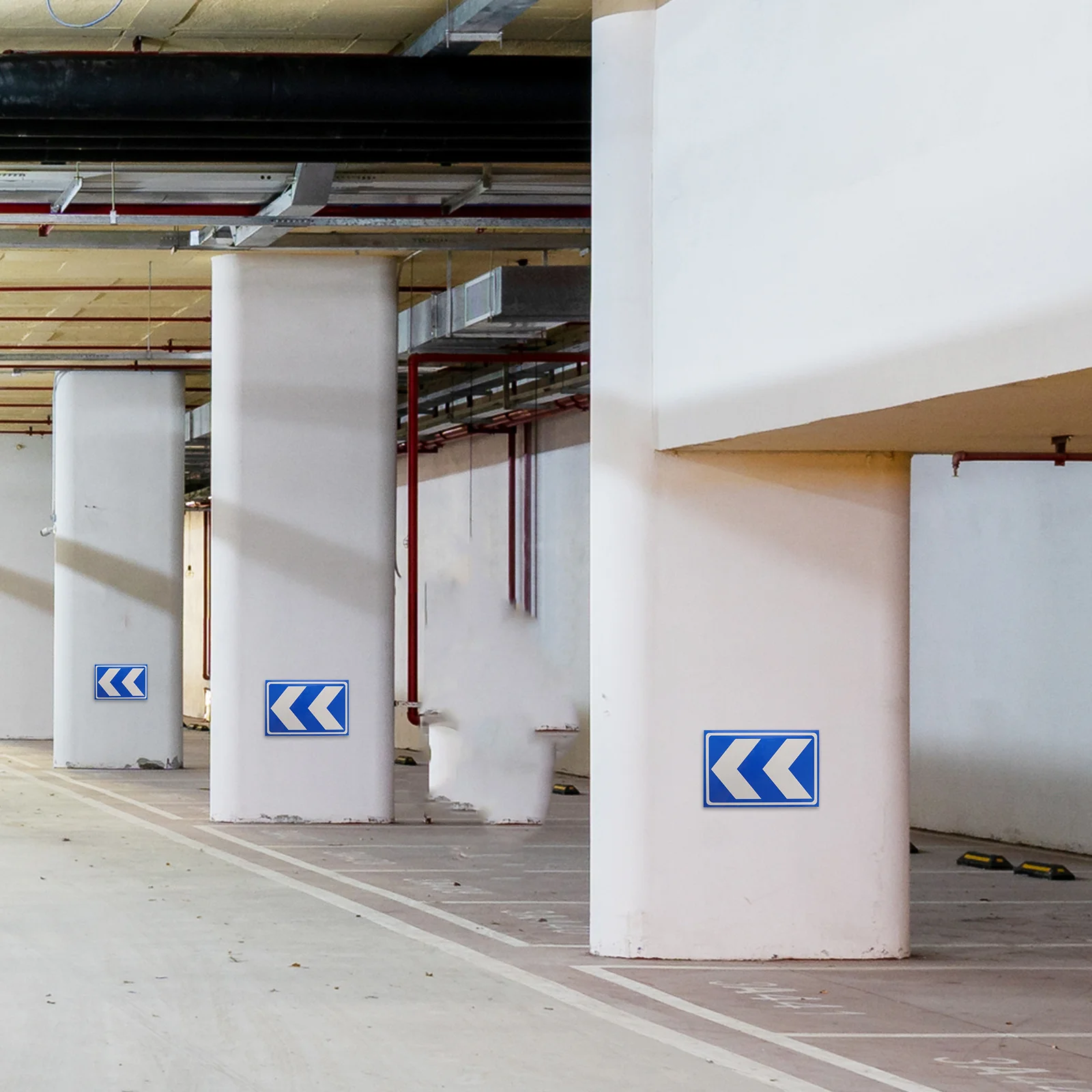 علامة اتجاه السهم عاكسة الألومنيوم Pe دائم عالية الوضوح وقوف السيارات المرآب علامة توجيه تدفق المرور