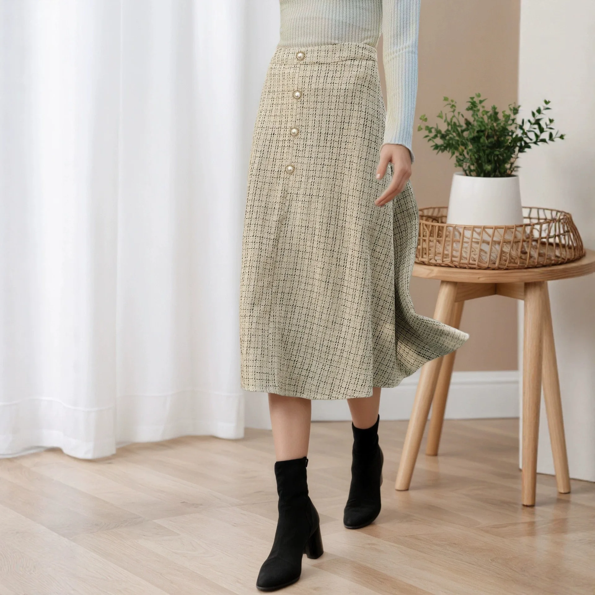 Elegant Off-white Fine Checkered Pattern Slim-fit Long Skirt With Pearl Button Design, Suitable For Daily Work And Commuting