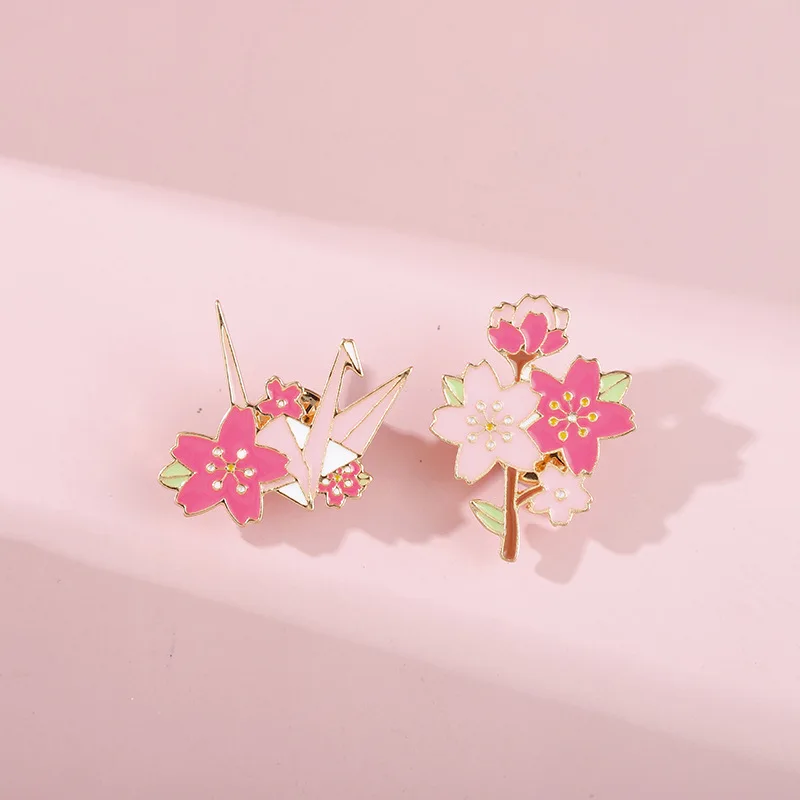 Thousand paper crane cherry blossom brooch cute cartoon commemorative badge simple and versatile metal drip oil brooch