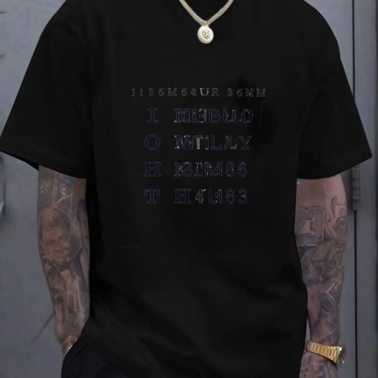 تي شيرت GILDAN أبيض برقبة دائرية وأكمام قصيرة مع نص عاكس أمامي أسود يشبه كابتشا وسلسلة مطبوعة، عادي