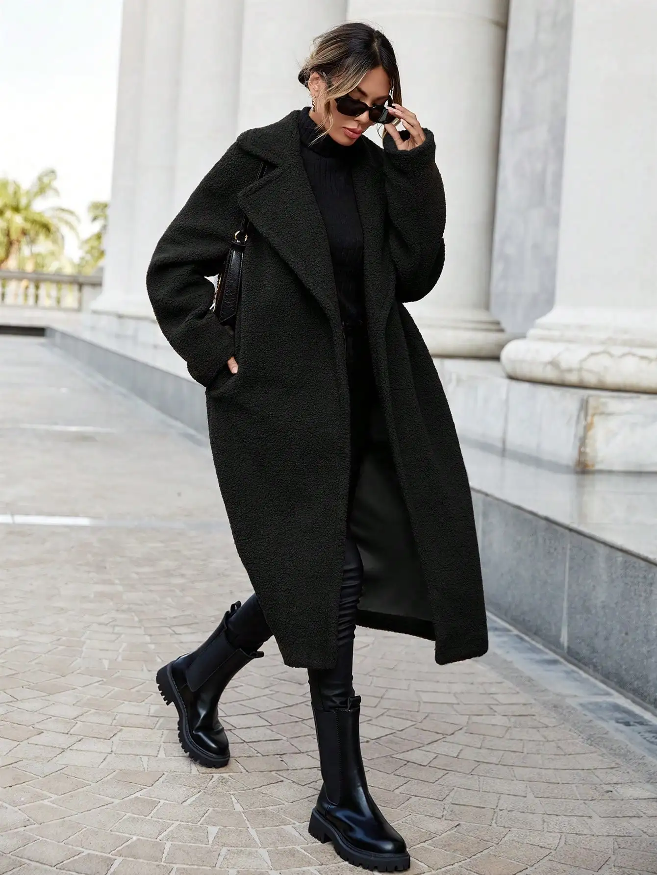 Damski czarny długi płaszcz z wykładanym kołnierzem na jesień i zimę, do noszenia na co dzień w stylu streetwear.