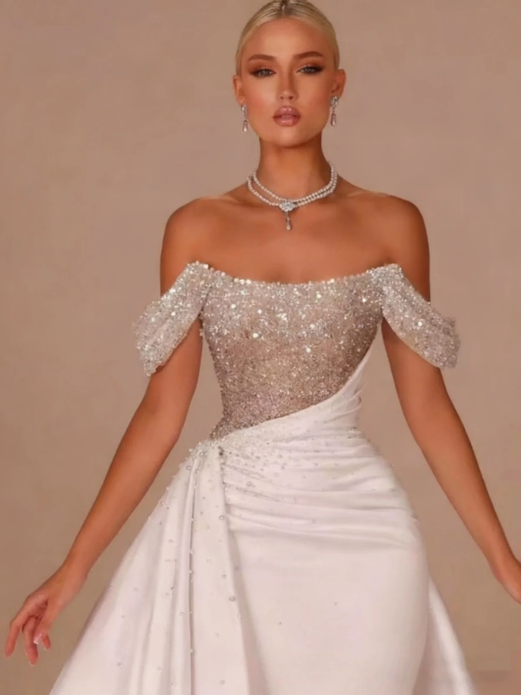 Manloli Splendido abito da sposa a sirena con spalle scoperte Abito da sposa senza spalline in raso brillante Abito da trascinamento del pavimento Personalizzazione