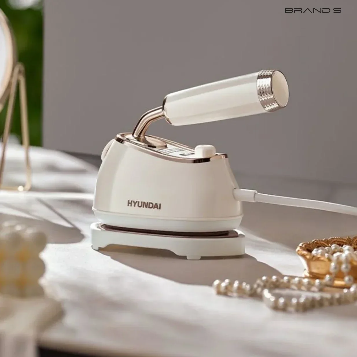 آلة الكي المنزلية المحمولة المعلقة للملابس.