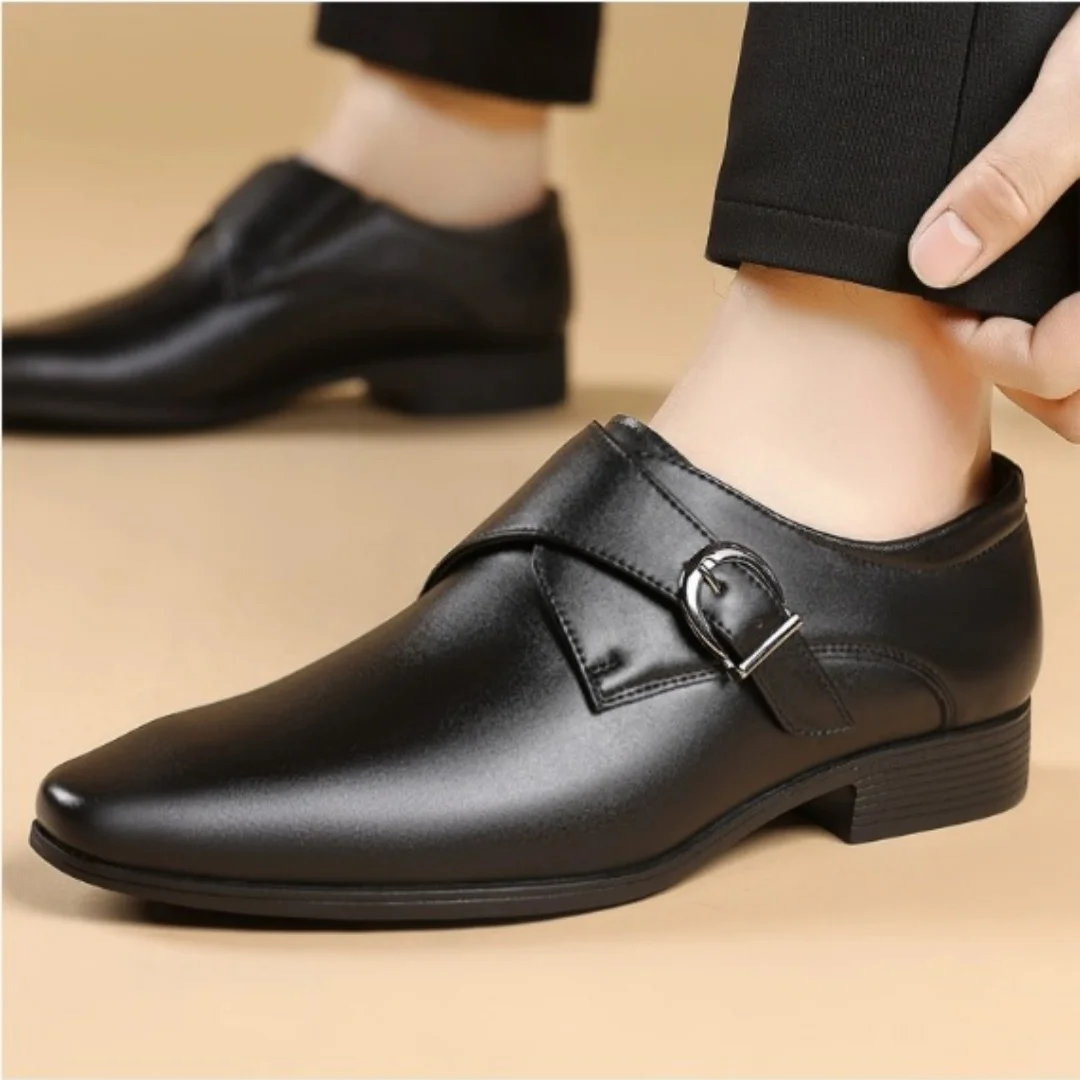 Men's business leather shoes in British style are fashionable, casual and comfortable for banquets and weddings