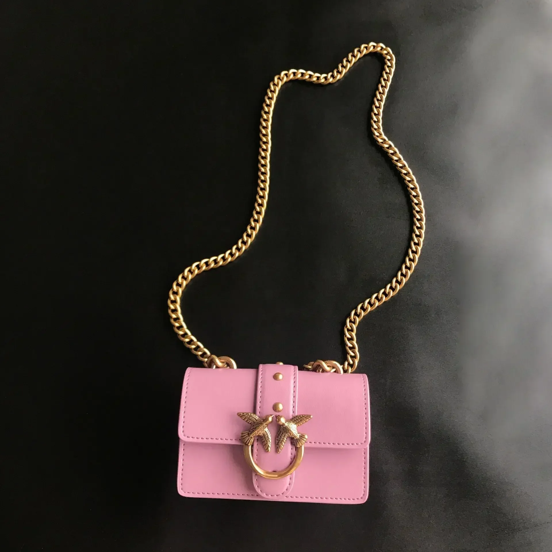 2026 Neue Damen-Umhängetasche in Beige mit V-Steppung, PU-Leder, Goldener Schwalbenverschluss, Ketten-Mini-Schultertasche für den Alltag, Dating, Hochzeit, Bestseller – Detail 20
