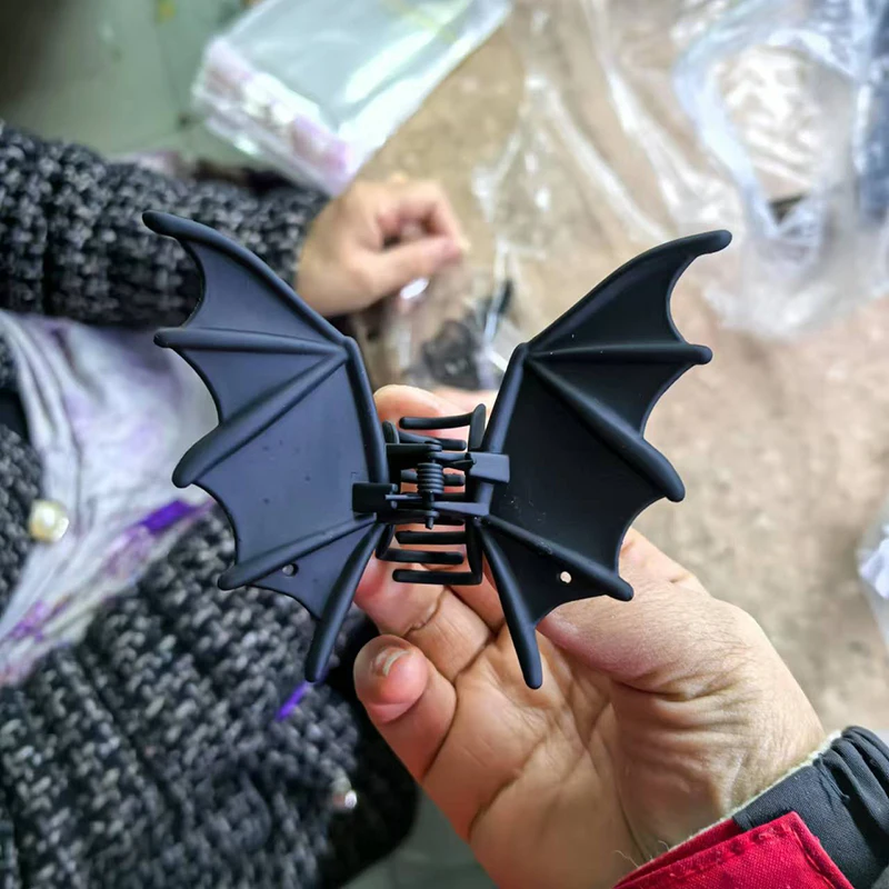 مشبك شعر الخفافيش المعدني الأسود لعيد الهالوين المخيف؛ إكسسوار شعر عصري بمشبك القرش - هدية للنساء والفتيات