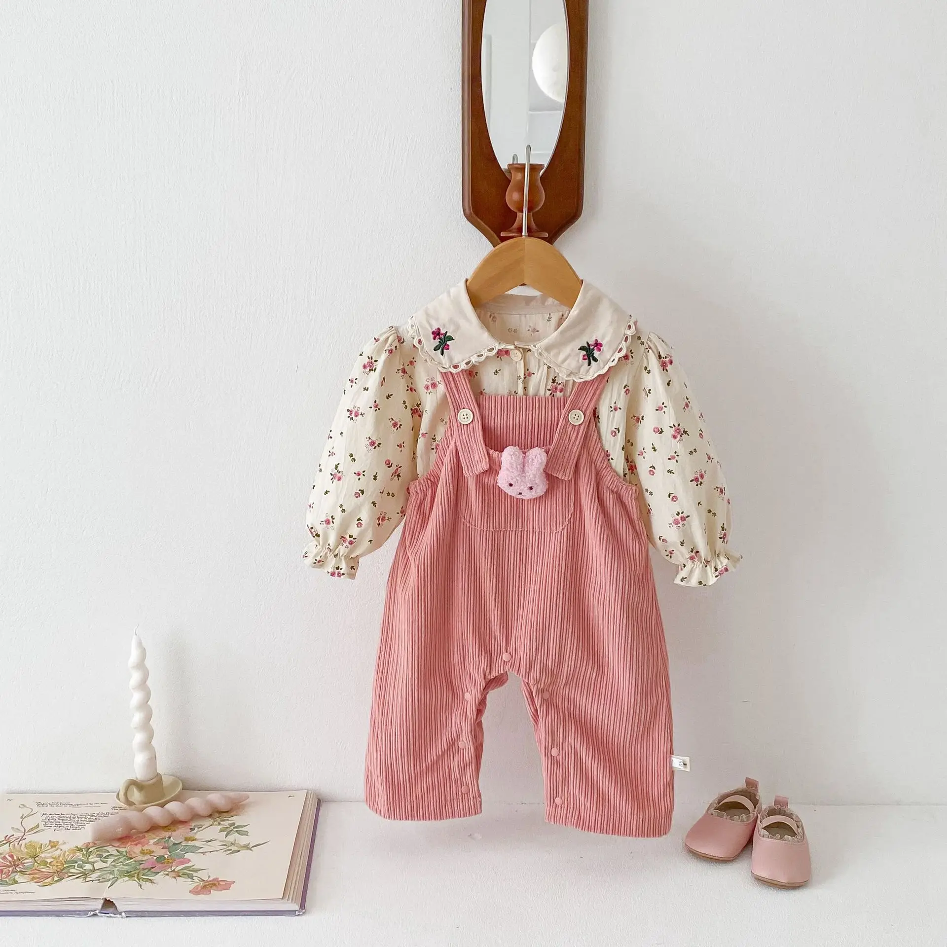 

Autumn Baby Girl Cute Rabbit Strap Pants Floral Embroidered Collar Bottoming Shirt Two-piece Set Baby Suit