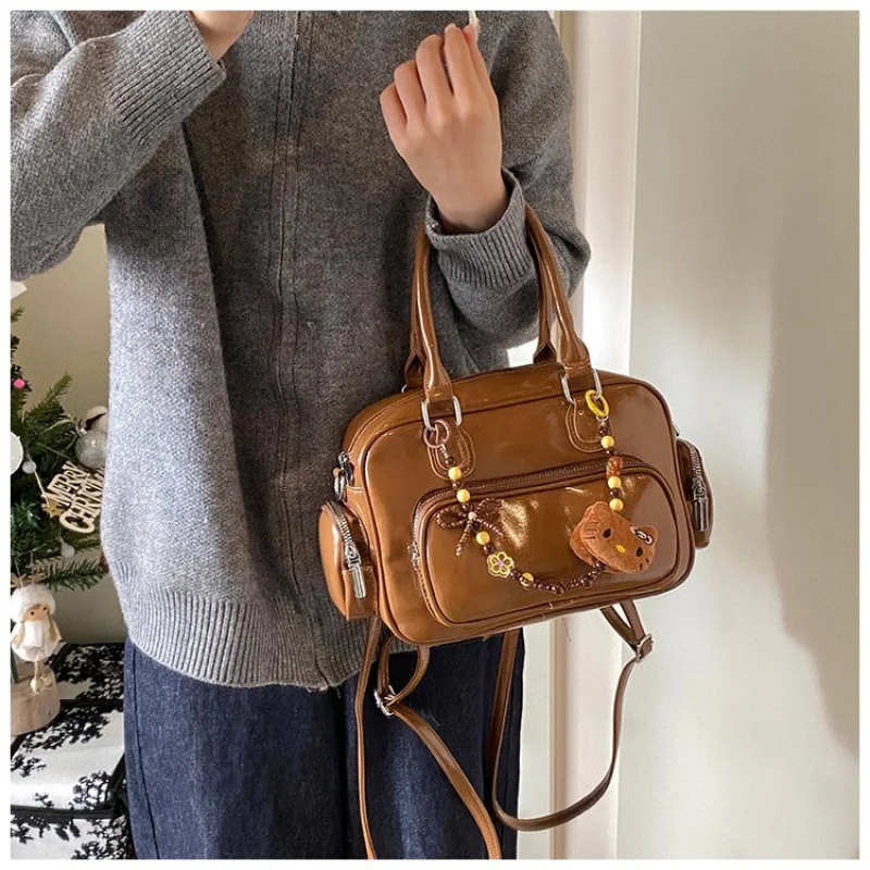 

Модная сумка-шоппер с однотонным цветом для модных женщин с минималистской эстетикой и логотипом