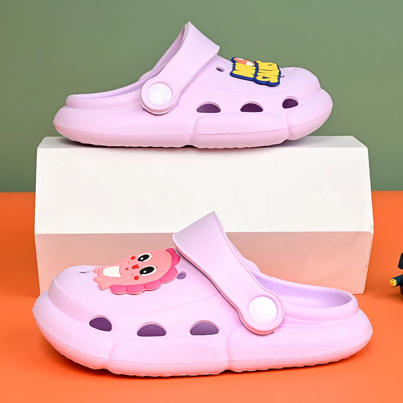 A pair of children's summer sandals, with soft soles, cartoon designs, and perforated holes. Model: HT-0055-2