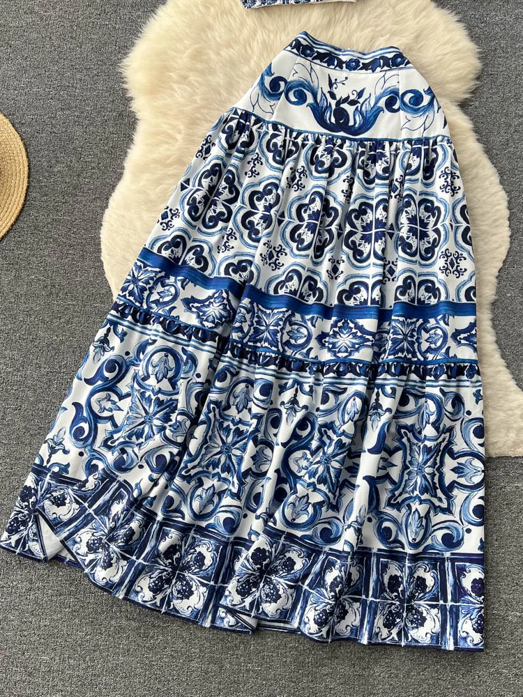 

Летний сине-белый фарфоровый комплект с принтом. Женский бюстье на бретельках с накладкой на грудь + плиссированная юбка, комплект из двух предметов.