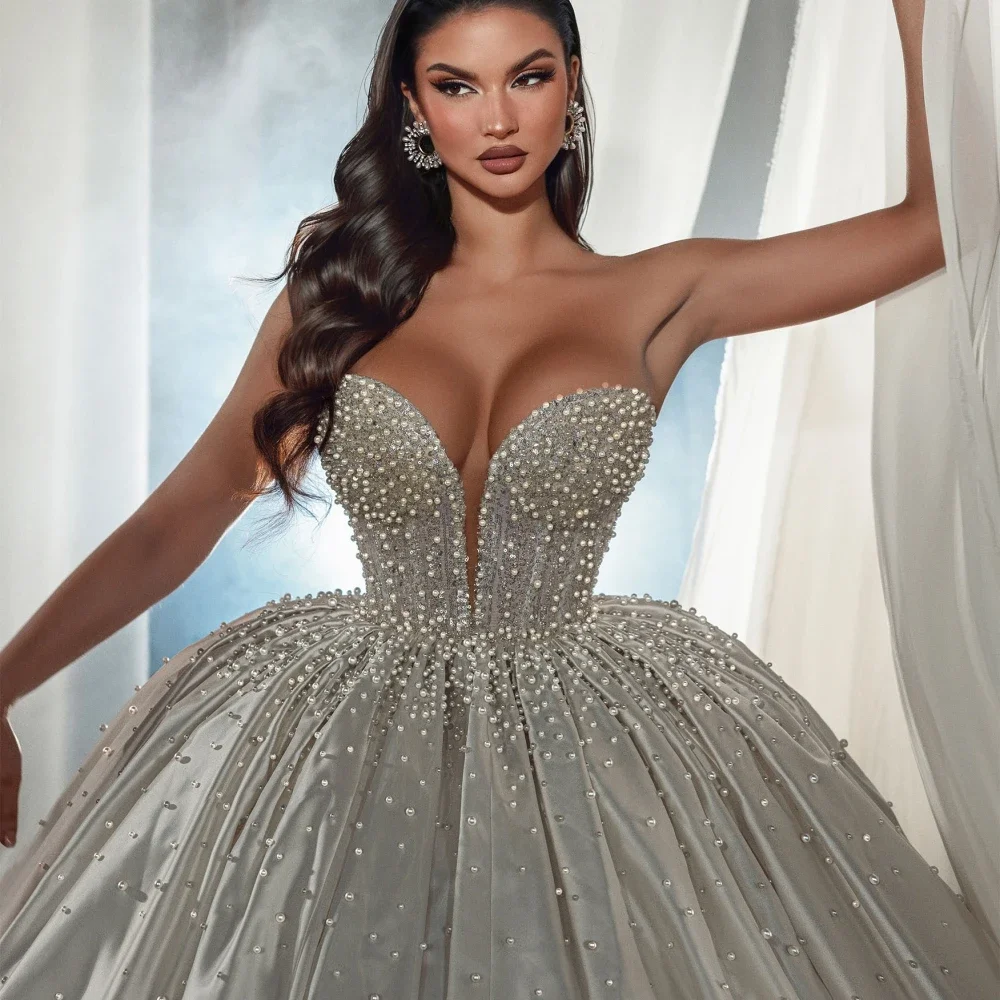 ชุดแต่งงานทรงบอลกาวน์แบบไร้สาย ดีไซน์หรูหรา ประดับมุกและลูกปัด ผ้าซาติน พร้อมชายกระโปรงยาวแบบเจ้าหญิง