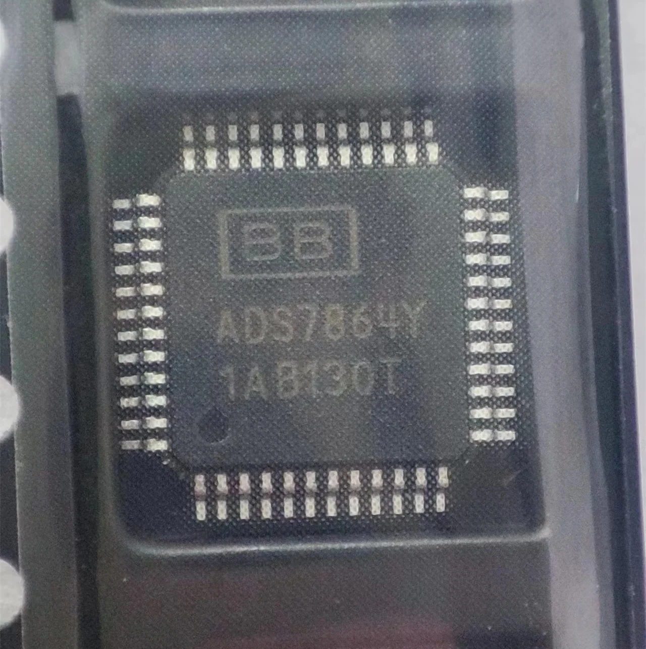 

1 ~ 10 шт./лот ADS7864Y ADS7864 QFP48 100% новый оригинал.