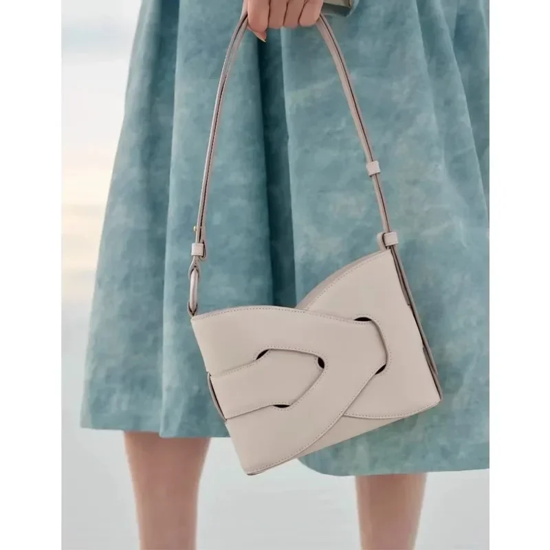 

Luxury Minimalist Casual Simple Leather Tote Bag with Solid Color Large Capacity for Women Everyday Commuter and Shopper
