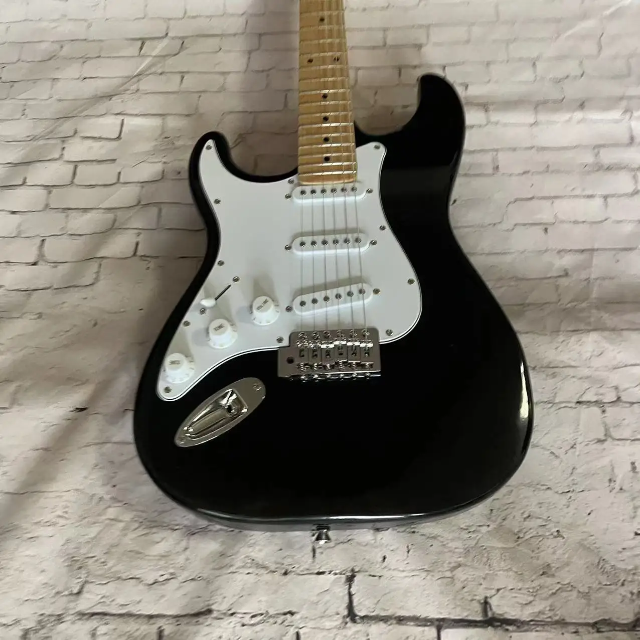 Left hand electric guitar in stock, black body, chrome plated accessories, factory real pictures, can be shipped upon order, fre