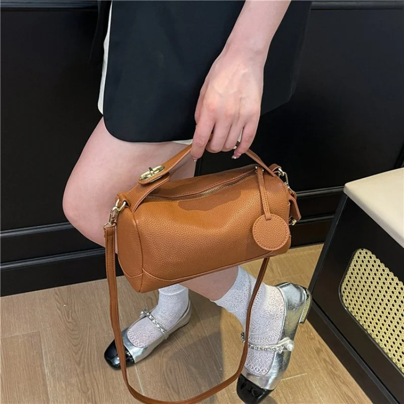 حقيبة حمل كلاسيكية للنساء مستوحاة من تصميم فريد من نوعه على شكل بيضاوي حقيبة كروس جلدية ذات سحر ريترو #1