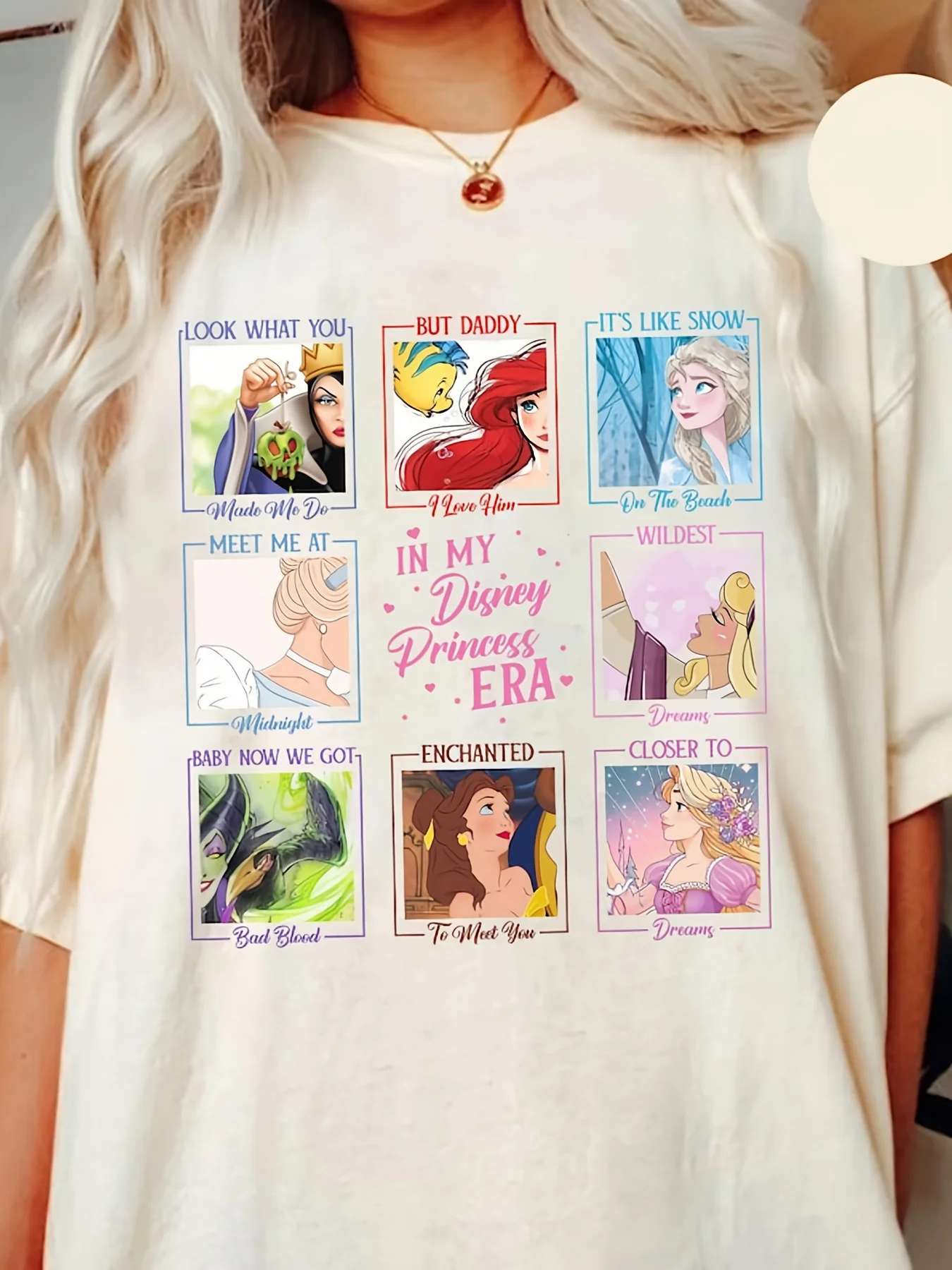 لا توجد رسوم الاستيراد. المستودع المحلي. قميص يعرض شخصيات الحكاية الخيالية الكلاسيكية 'آرييل، سنو وايت، سندريلا