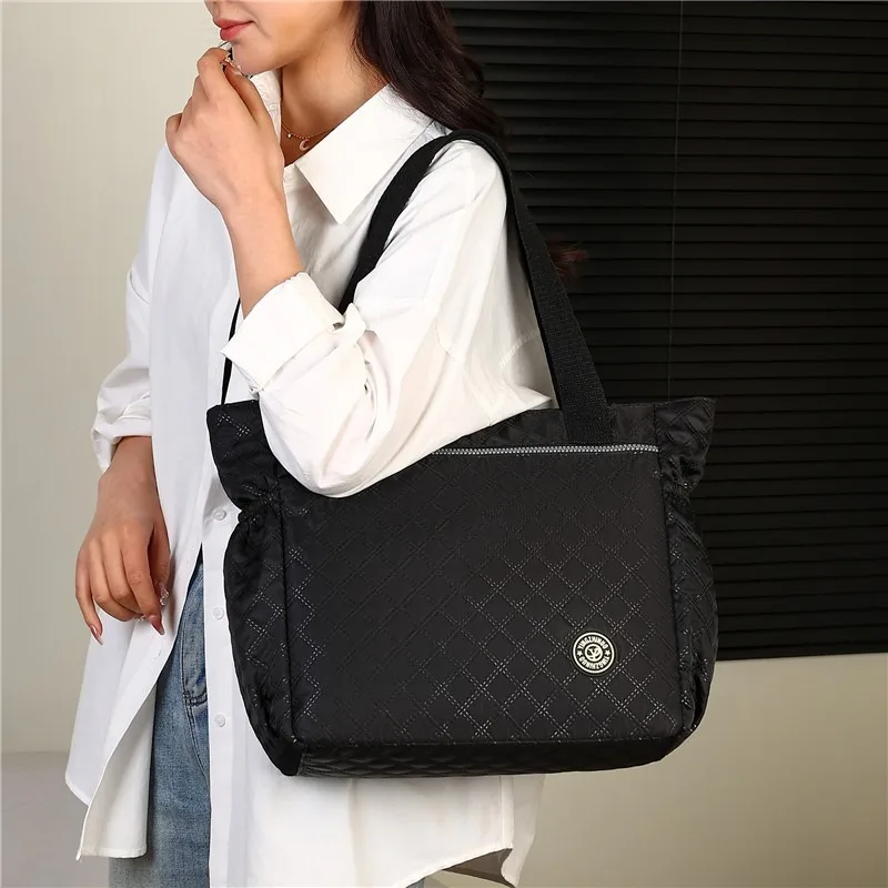 

Versatile Womens Quilted Handbag Large Capacity Commuter Shoulder Bag Fashionable Underarm Tote Simple Style Solid Color
