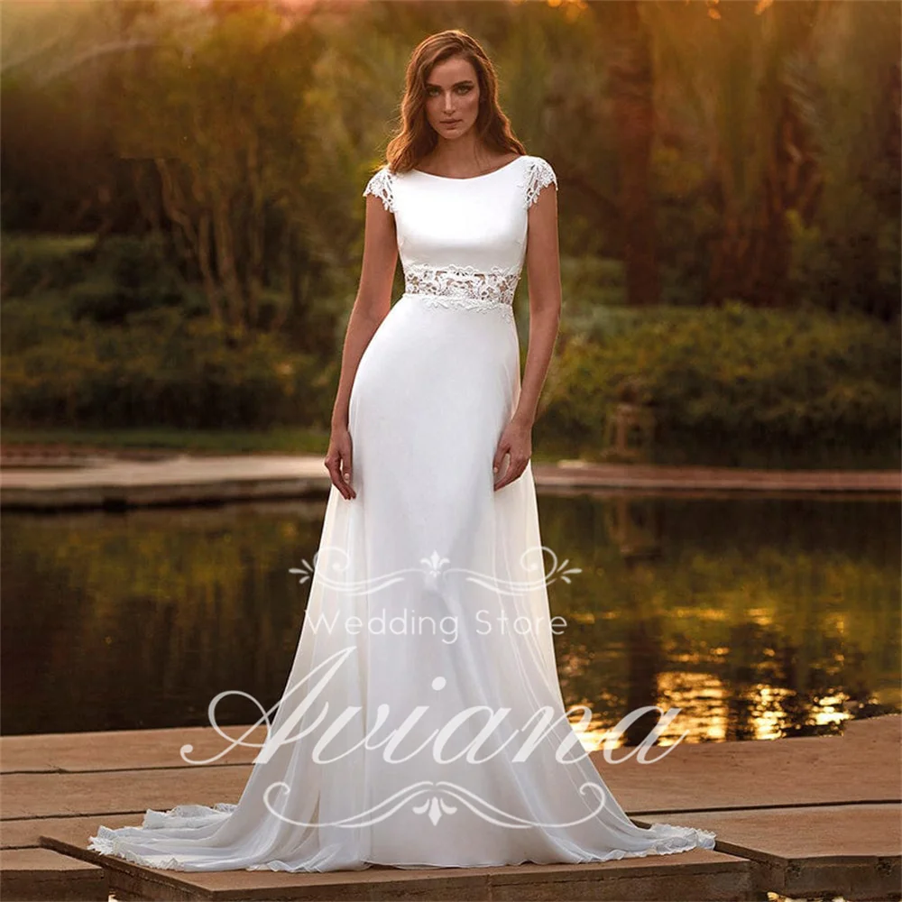 Aviana Maßgeschneidertes Brautkleid in A-Linie mit O-Ausschnitt, Spitzenapplikationen, Stickerei, Sweep-Zug, kurze Ärmel, bodenlang, rückenfrei, Morden