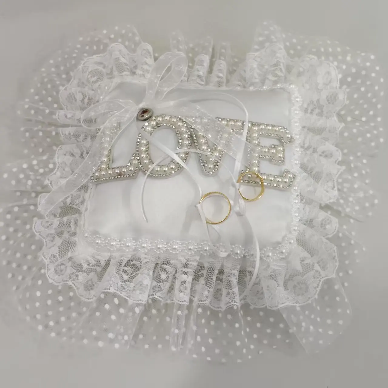 European-style wedding bride’s ring bearer pillow, a decorative pillow for storing wedding rings, adorned with lace and bows.