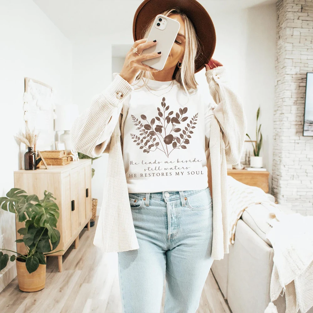 انه يقودني بجانب لا تزال المياه تي شيرت كريستيان تي شيرت للنساء الأزهار الكتاب المقدس الآية Crewneck للجنسين ملابس مضحكة Y2K #4