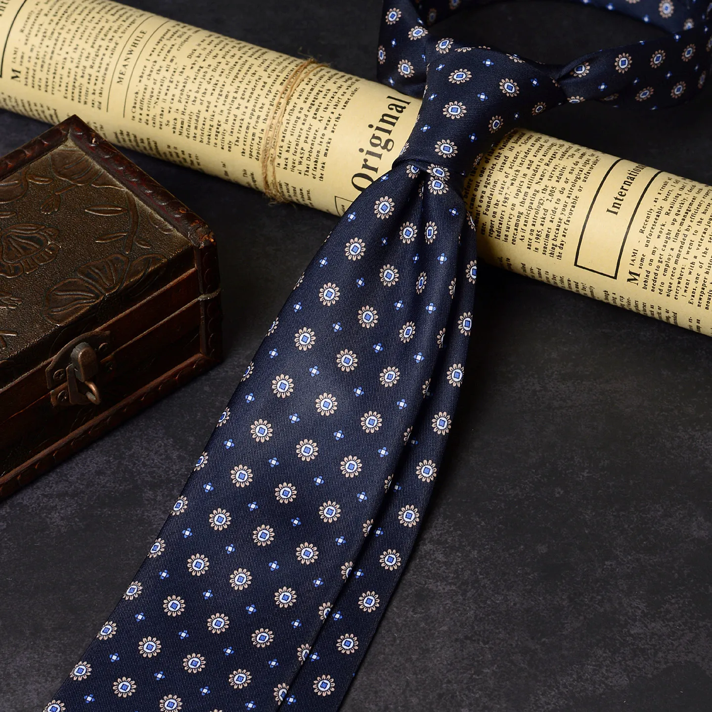 cravatta-da-uomo-di-alta-qualita-in-stile-retro-con-motivo-floreale-blu-navy-e-oro-ideale-per-abiti-casual-da-ufficio-o-per-banchetti-accessorio-per-camicie-larghezza-8-cm
